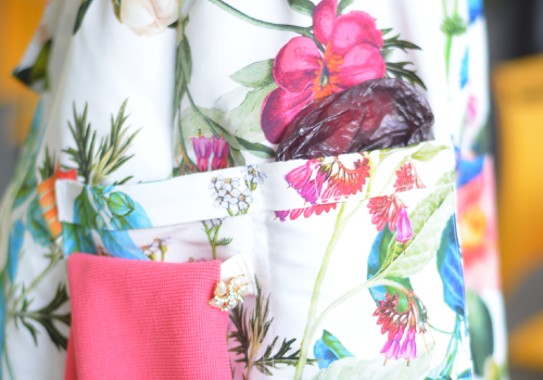 雑巾やゴミ袋etc...色々入る大きめポケット